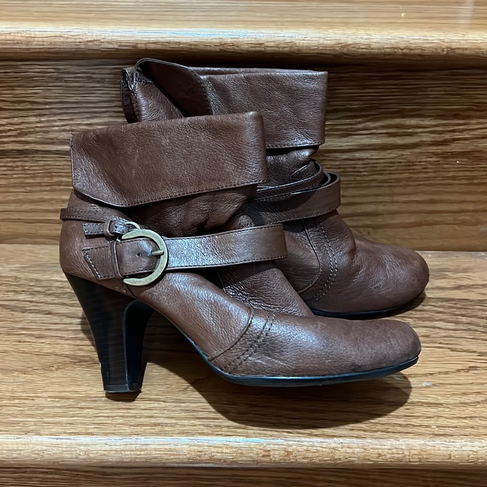 7.5 brown in color leather ankle boots. In good condition. Made in china.
